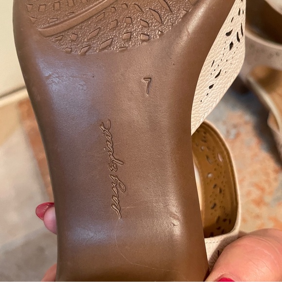 💋Gorgeous & Comfy Easy Spirit Perforated Velcro Ankle Strap Mary Jane Shoes! - Picture 10 of 13